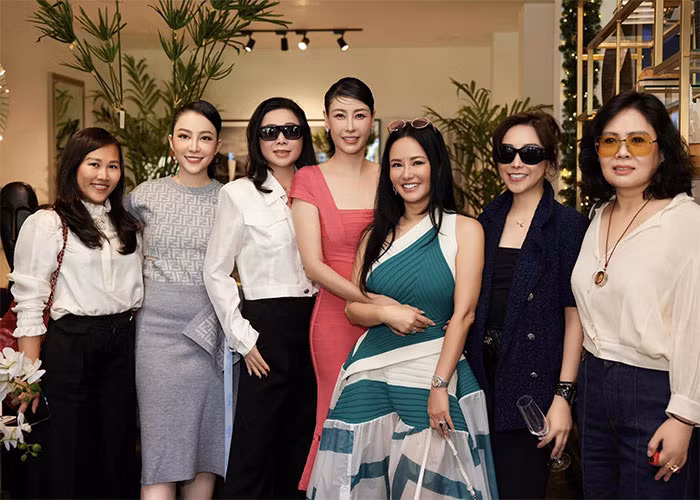 Mặc một chiếc váy len màu ghi, Linh Nga đẹp rạng rỡ khi đứng chụp ảnh cùng các bạn bè thân thiết như Hoa hậu Hà Kiều Anh, ca sĩ Hồng Nhung...