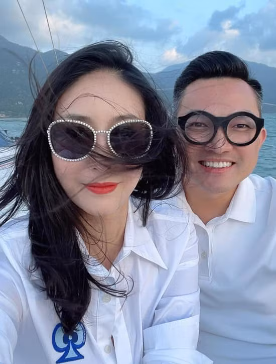 Sau khi ly hôn, Linh Nga bị tố là người thứ ba khiến cuộc hôn nhân của một nữ MC và nam doanh nhân Tuấn Moon tan vỡ. Trước lùm xùm tình cảm, Linh Nga giữ im lặng. Vài năm sau khi Tuấn Moon đã ly hôn nữ MC, Linh Nga và anh này thường xuyên cùng nhau xuất hiện tại các sự kiện. (Ảnh: ngoisao.vn)