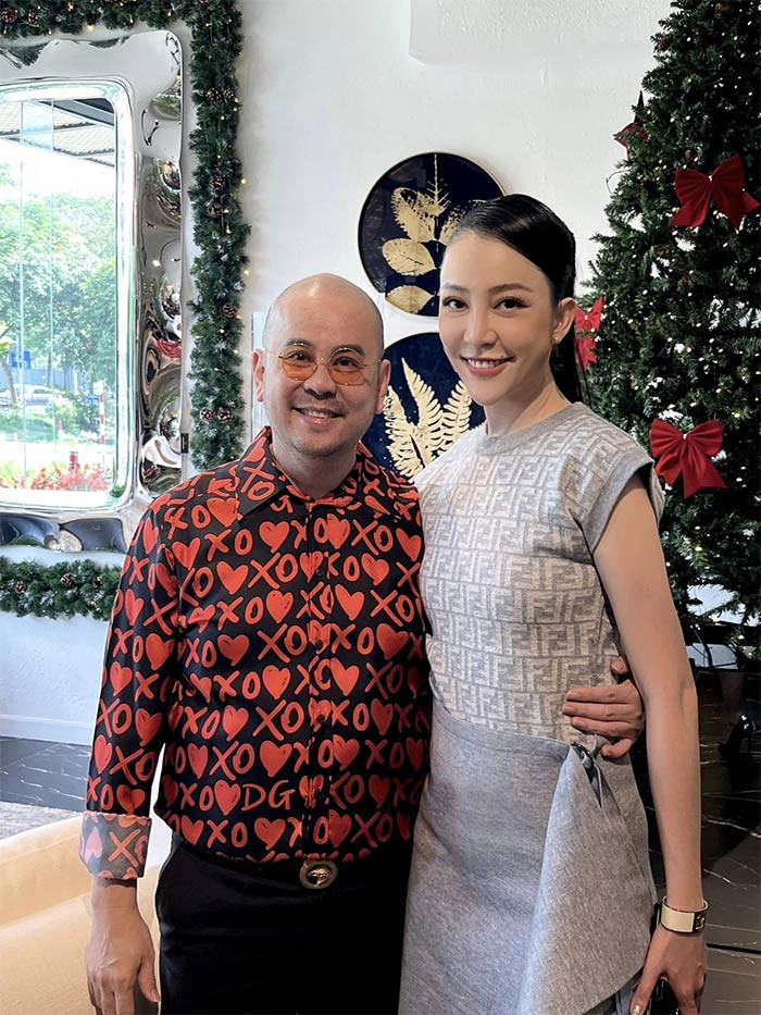 Sau lùm xùm, "chim công làng múa" gần như ở ẩn, cô ít tham gia các sự kiện showbiz mà chỉ tham dự một số buổi tiệc của bạn bè thân thiết.