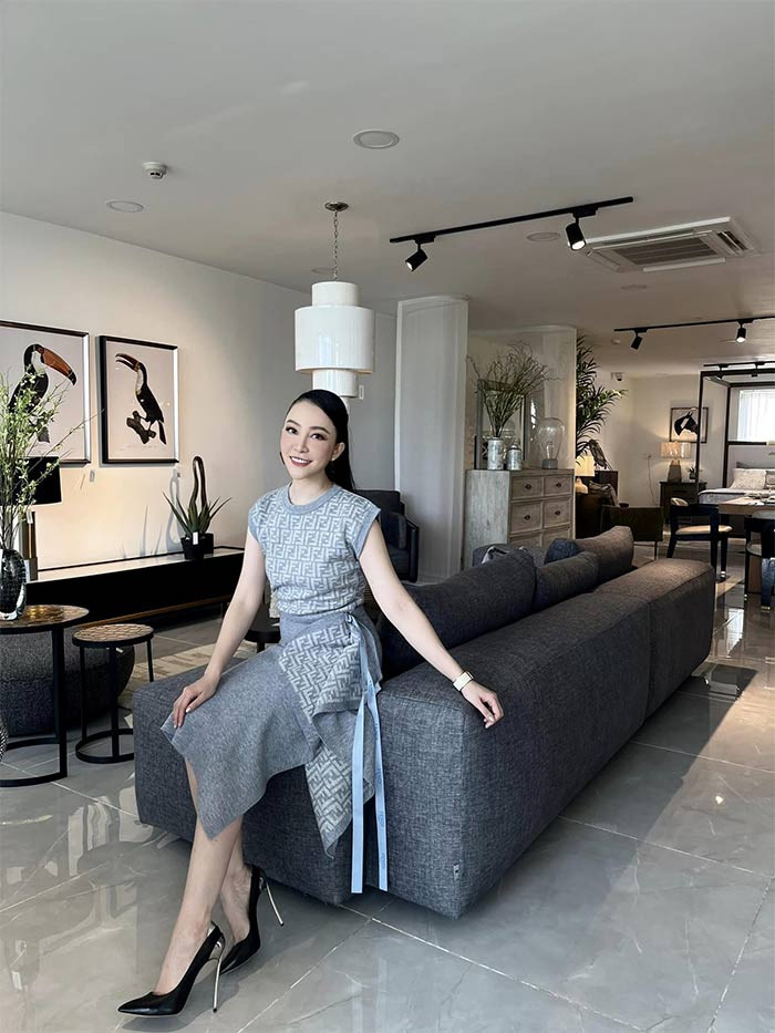 Trên trang cá nhân, người đẹp 37 tuổi chỉ cập nhật những hình ảnh cá nhân đời thường và một số ảnh của con gái.