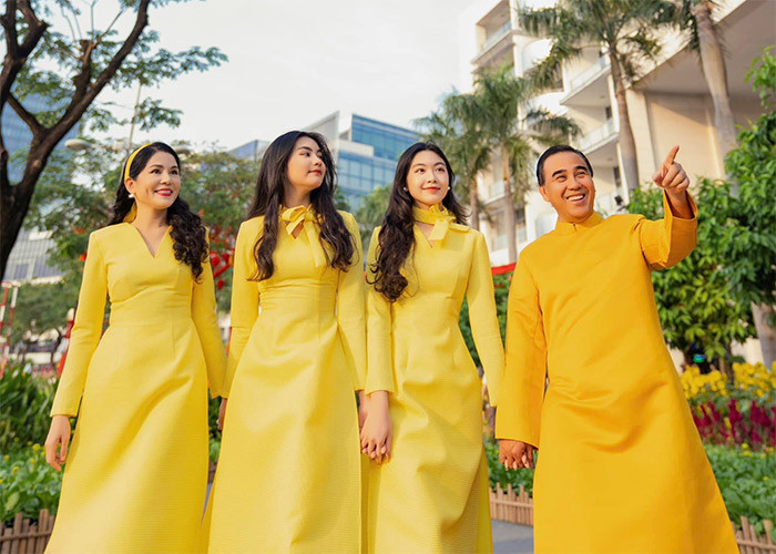 Gia đình hạnh phúc của MC Quyền Linh cùng vợ Dạ Thảo và hai con gái Lọ Lem, Hạt Dẻ.