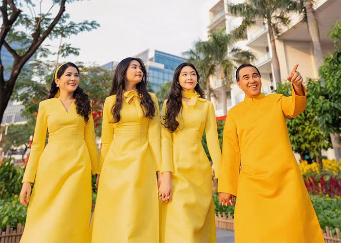 Gia đình hạnh phúc của MC Quyền Linh cùng vợ Dạ Thảo và hai con gái Lọ Lem, Hạt Dẻ.