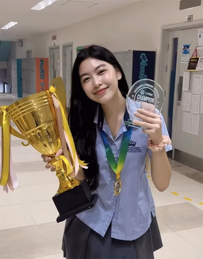 Cô nàng còn có năng khiếu về hội họa khi từng đoạt giải trong một cuộc thi do trường phát động.