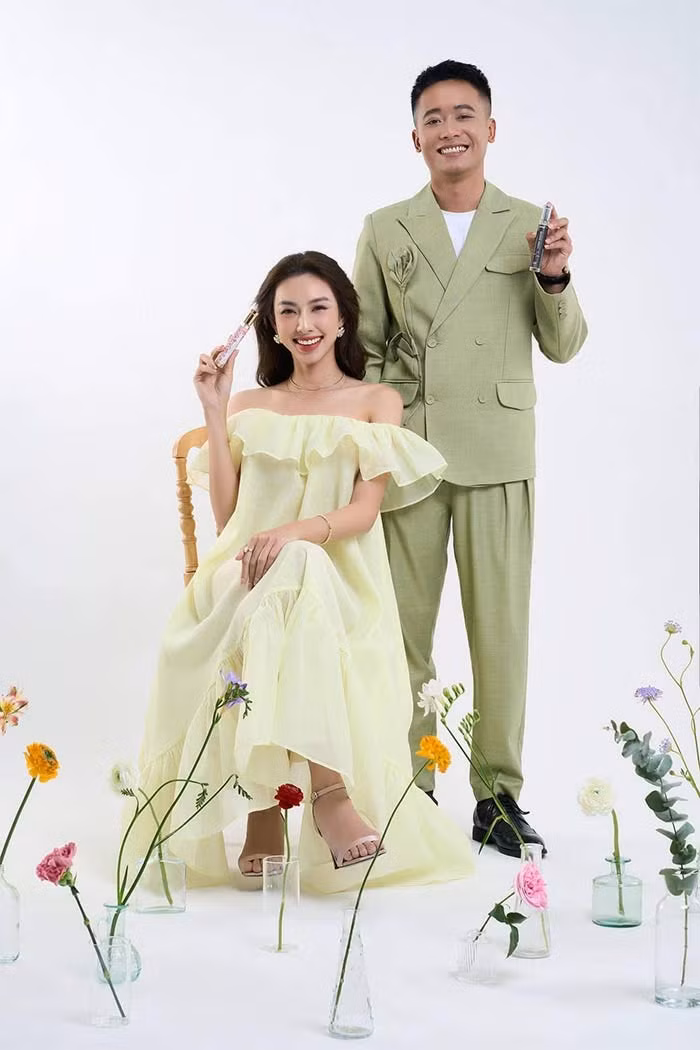 Cả hai làm người mẫu cho một sản phẩm mà Quang Linh bán.