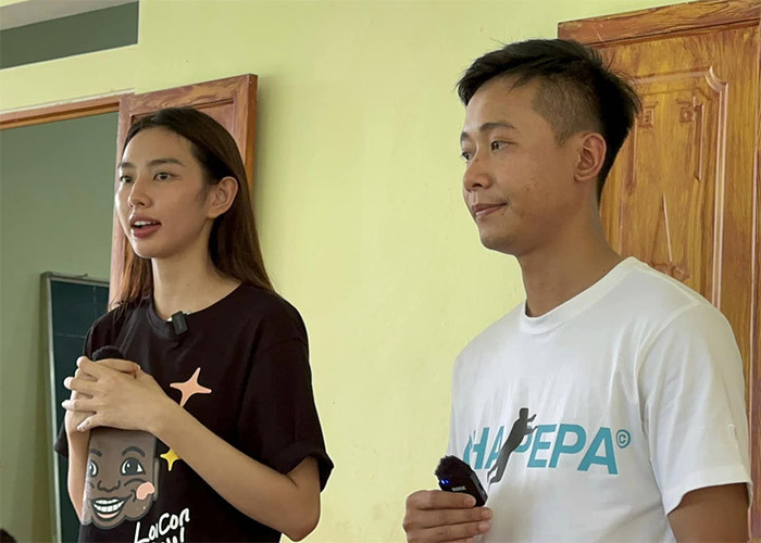 Cả hai ăn mặc giản dị, hoạt động tích cực trong chuyến công tác.