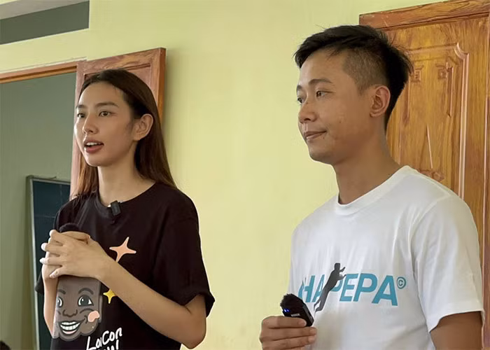 Cả hai ăn mặc giản dị, hoạt động tích cực trong chuyến công tác.