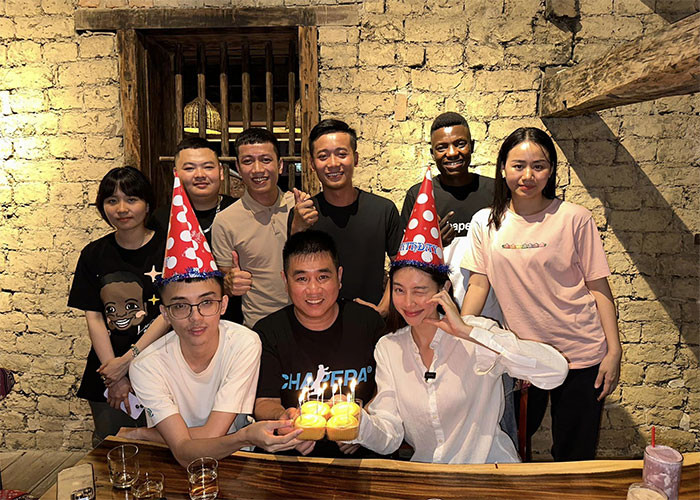 Hoa hậu Thùy Tiên tổ chức sinh nhật sớm cùng nhóm của Quang Linh.