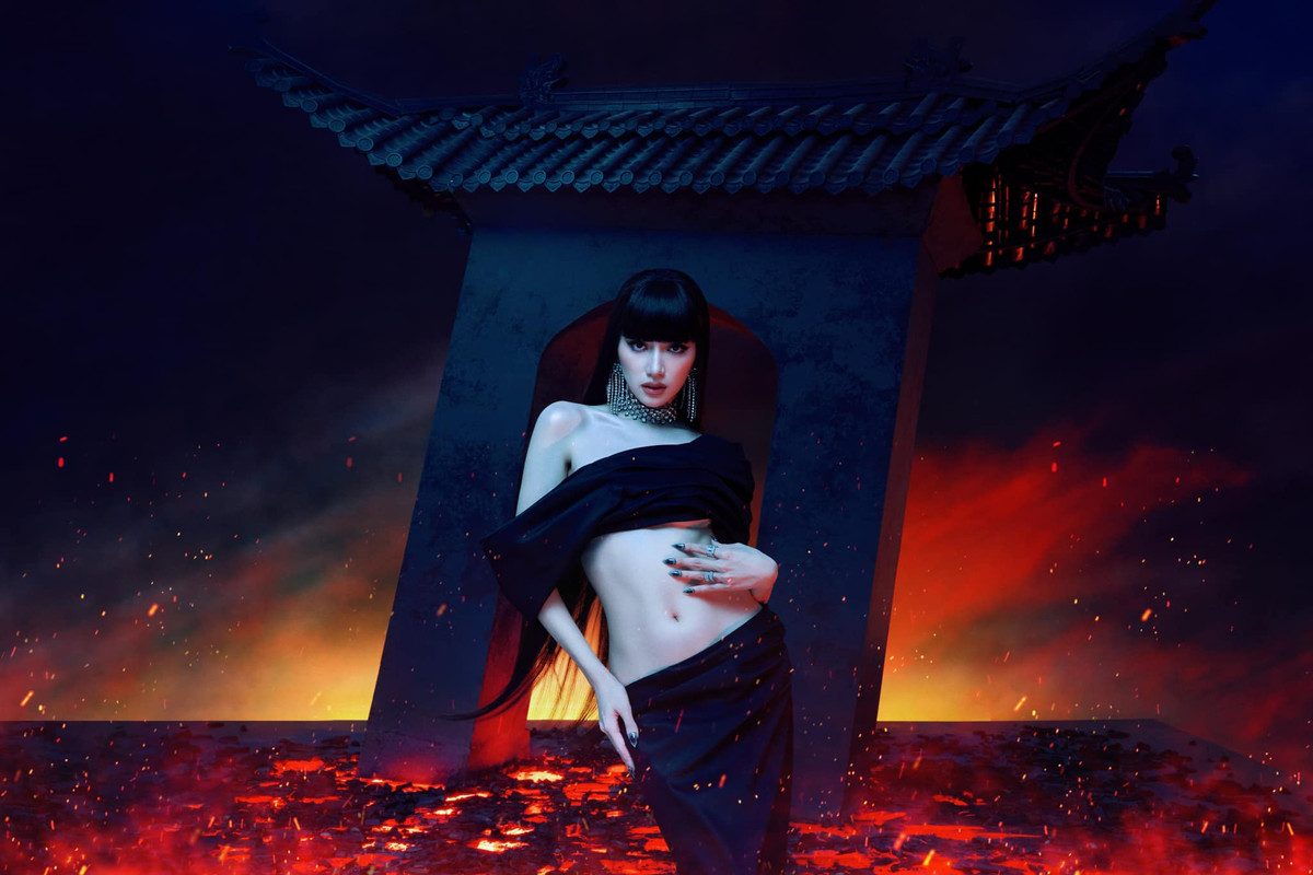 Nhiều người xem nhận ra đây chính là hậu trường chụp hình của Hương Giang cùng dàn huấn luyện viên The New Mentor 2013.