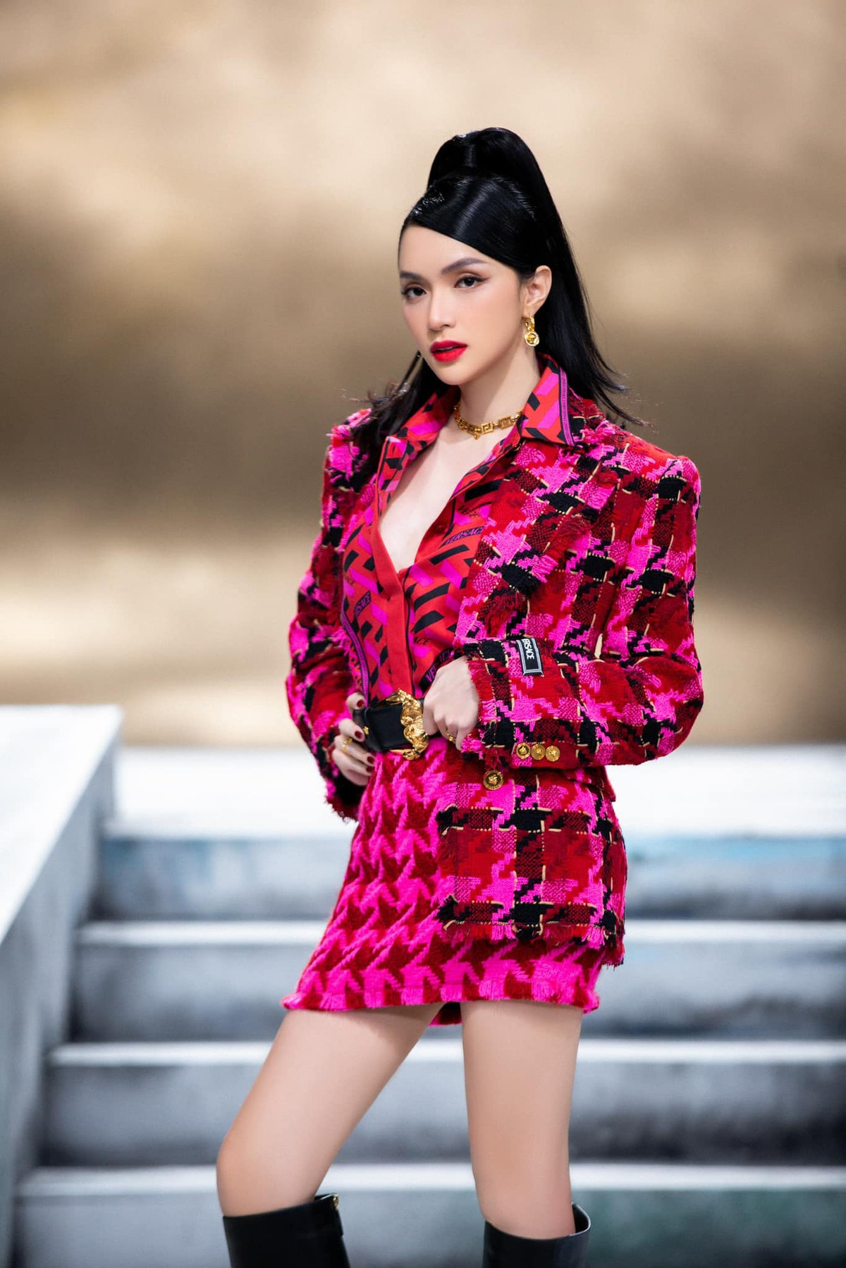 Huấn luyện viên The New Mentor diện những trang phục đắt đỏ, phụ kiện nổi bật.