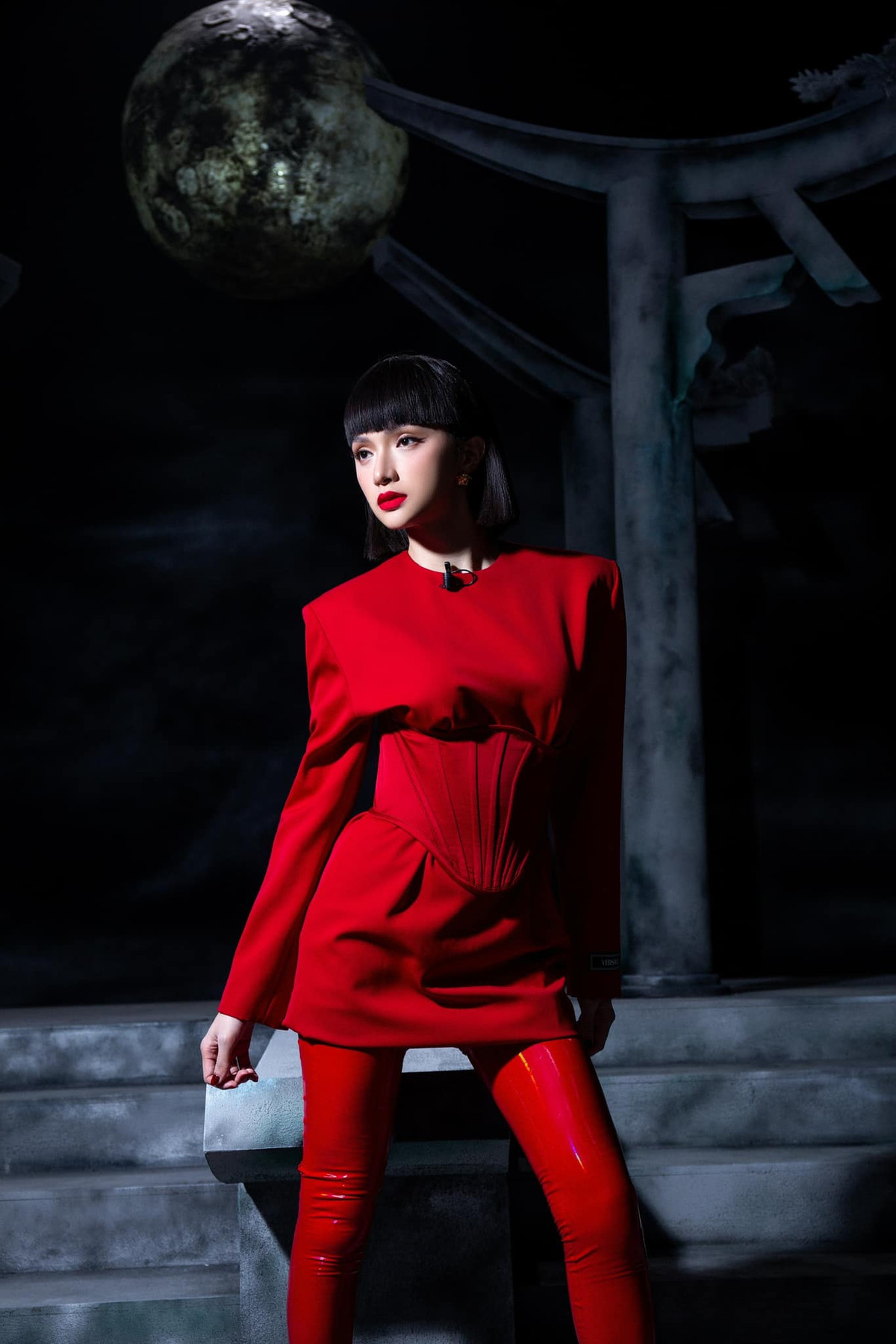 Hương Giang hóa nữ thần trong buổi chụp hình của chương trình.