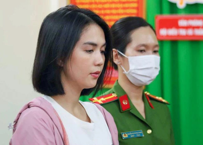 Mới đây, Ngọc Trinh bị tam giam 3 tháng vì tội gây rối trật tự công cộng. Nhìn hình ảnh mặt mộc của cô tại cơ quan công an mới thấy Ngọc Trinh xinh đẹp thật sự. (Ảnh: saostar.vn)