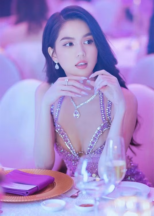 Rất chịu khó chăm sóc vóc dáng, làn da, Ngọc Trinh ngày càng trẻ đẹp dù đã ở lứa tuổi U35. (Ảnh: FBNV)