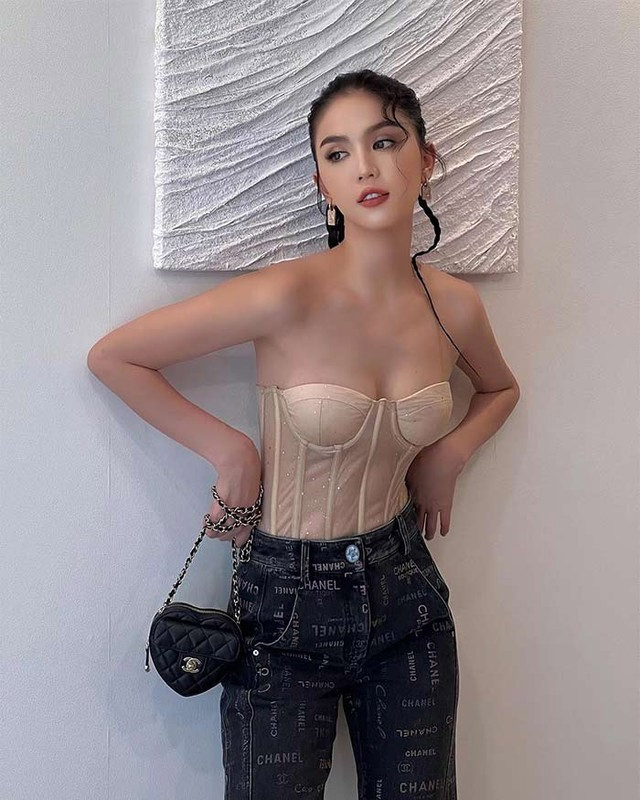 Chính vì thế nên cô rất tự tin mặc những trang phục táo bạo để khoe ba vòng cơ thể. (Ảnh: FBNV)