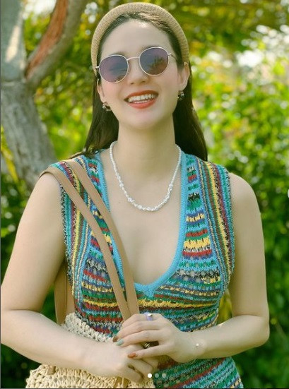 Tháng 5 vừa qua, mẹ bầu sinh năm 1987 có chuyến du lịch sang chảnh ở Bali. Đồng hành với cô còn có ông xã doanh nhân kín tiếng.