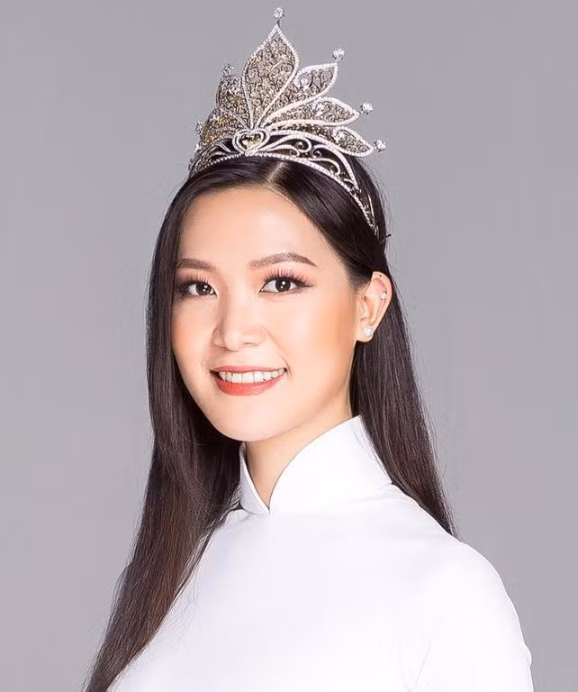 Cuối năm 2013 rộ lên tin đồn Hoa hậu Việt Nam 2008 Thùy Dung đang hẹn hò với doanh nhân Nguyễn Đức An. Tin đồn dấy lên khi cả hai bị bắt gặp thân mật trong nhà hàng, tình tứ nắm tay nhau khi đi qua đường. (Ảnh: Dân Việt)