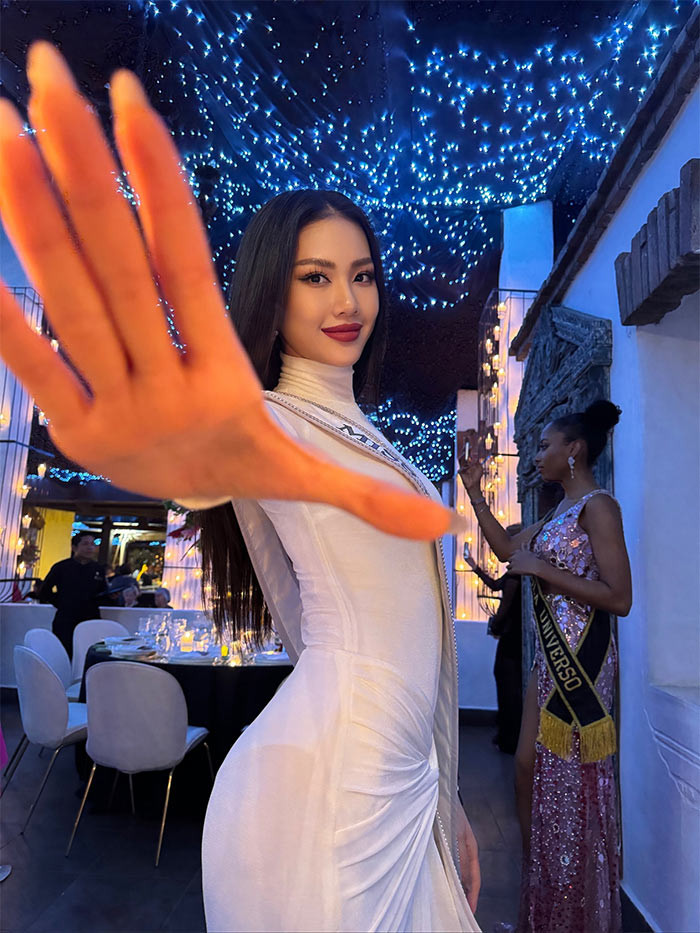 Chính vì hạn chế tiếng Anh nên khi trả lời truyền thông trong khuôn khổ cuộc thi Miss Universe 2023, đại diện của Việt Nam đều không hiểu hết các câu hỏi, trả lời lặp đi lặp lại và không diễn đạt được những suy nghĩ trong đầu. (Ảnh: FBNV)