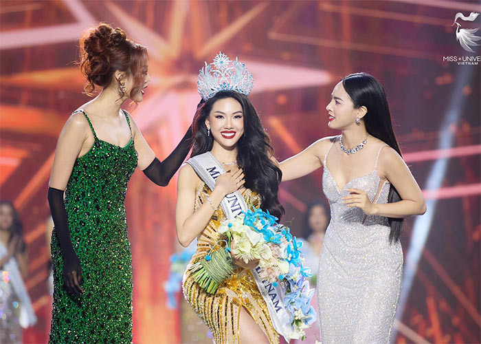 Sau khi giành vương miện Miss Universe Vietnam 2023, Bùi Quỳnh Hoa gặp hàng loạt sự cố từ việc khán giả nghi ngờ cô mua giải tới việc lộ hình ảnh, clip không hay trong quá khứ. (Ảnh: FBNV)