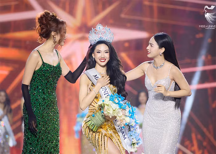 Sau khi giành vương miện Miss Universe Vietnam 2023, Bùi Quỳnh Hoa gặp hàng loạt sự cố từ việc khán giả nghi ngờ cô mua giải tới việc lộ hình ảnh, clip không hay trong quá khứ. (Ảnh: FBNV)