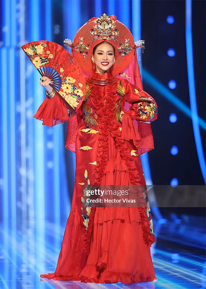 Trang phục dân tộc mang tên Cô Sen mà Bùi Quỳnh Hoa mặc trong đêm chung kết cũng gây nhiều ý kiến trái chiều. Nhiều người cho rằng nó hoàn toàn khác với tác phẩm từng được ban tổ chức công bố giành chiến thắng trong phần thi National Costume của Miss Universe Vietnam 2023. (Ảnh: Getty Images)