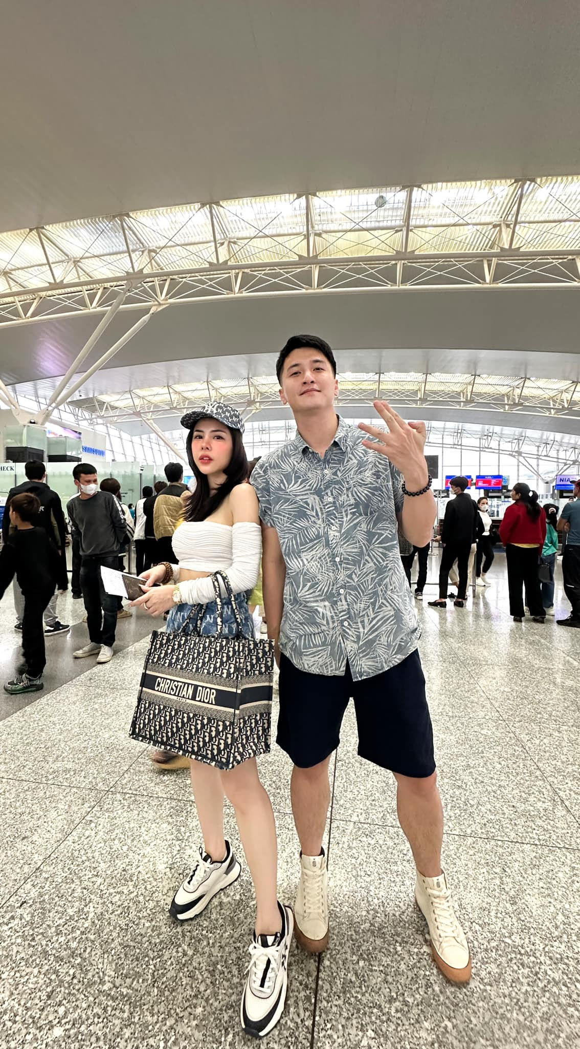 Chuyến du hí trời Tây với những khoảnh khắc lãng mạn của Huỳnh Anh và bạn gái được nữ chính cập nhật liên tục.