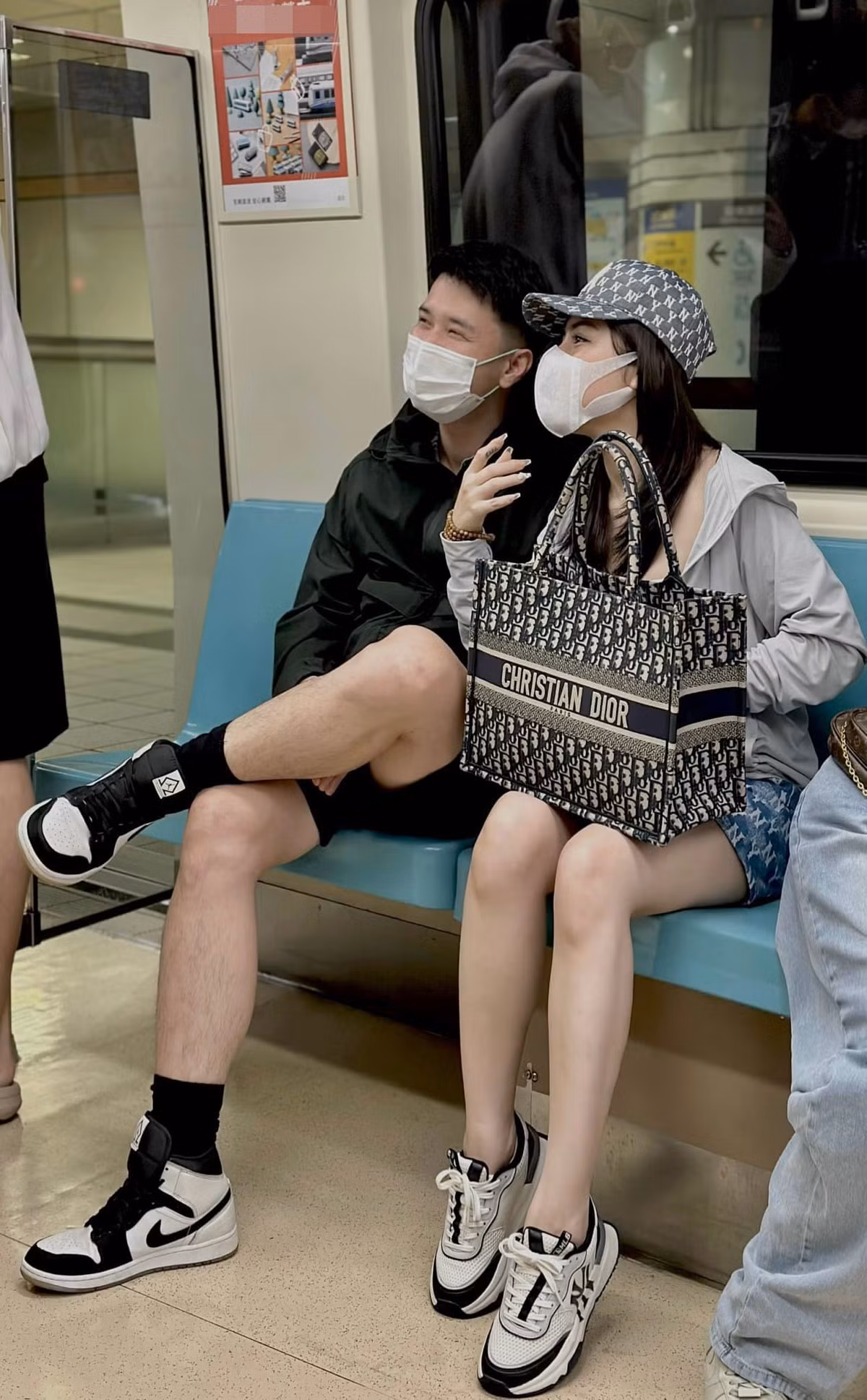 Cặp đôi "chị em" quấn quýt bên nhau trên tàu điện ngầm.