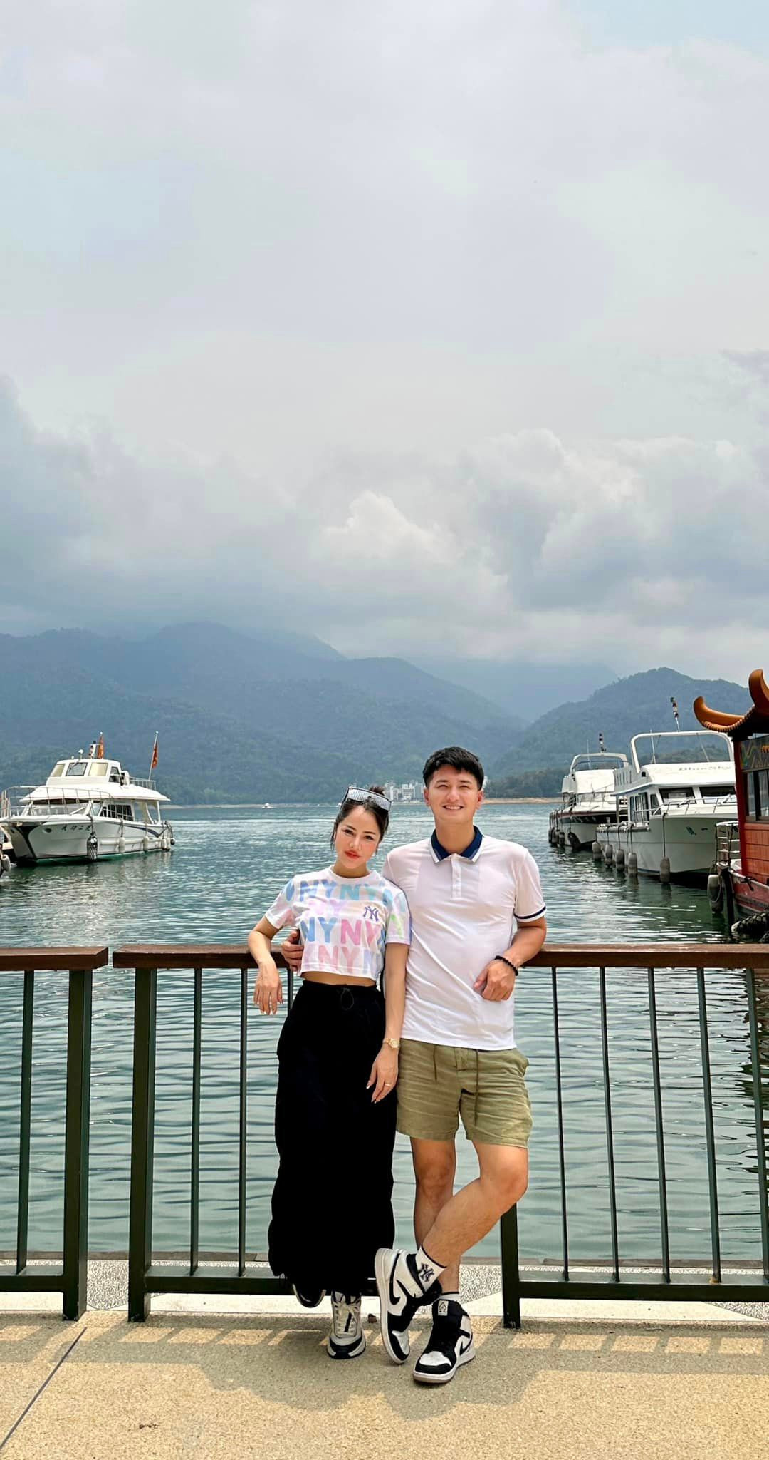 Cặp đôi hẹn hò đã được 3 năm. Năm 2021, Huỳnh Anh cầu hôn Bạch Lan Phương.