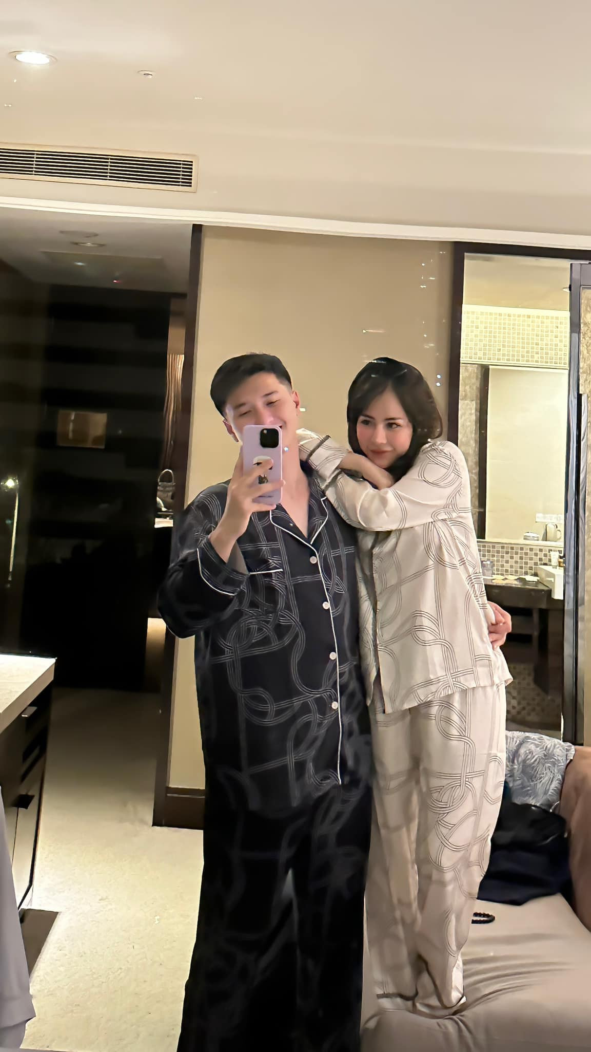 Huỳnh Anh và Bạch Lan Phương chăm đăng tải ảnh tình tứ bên nhau.