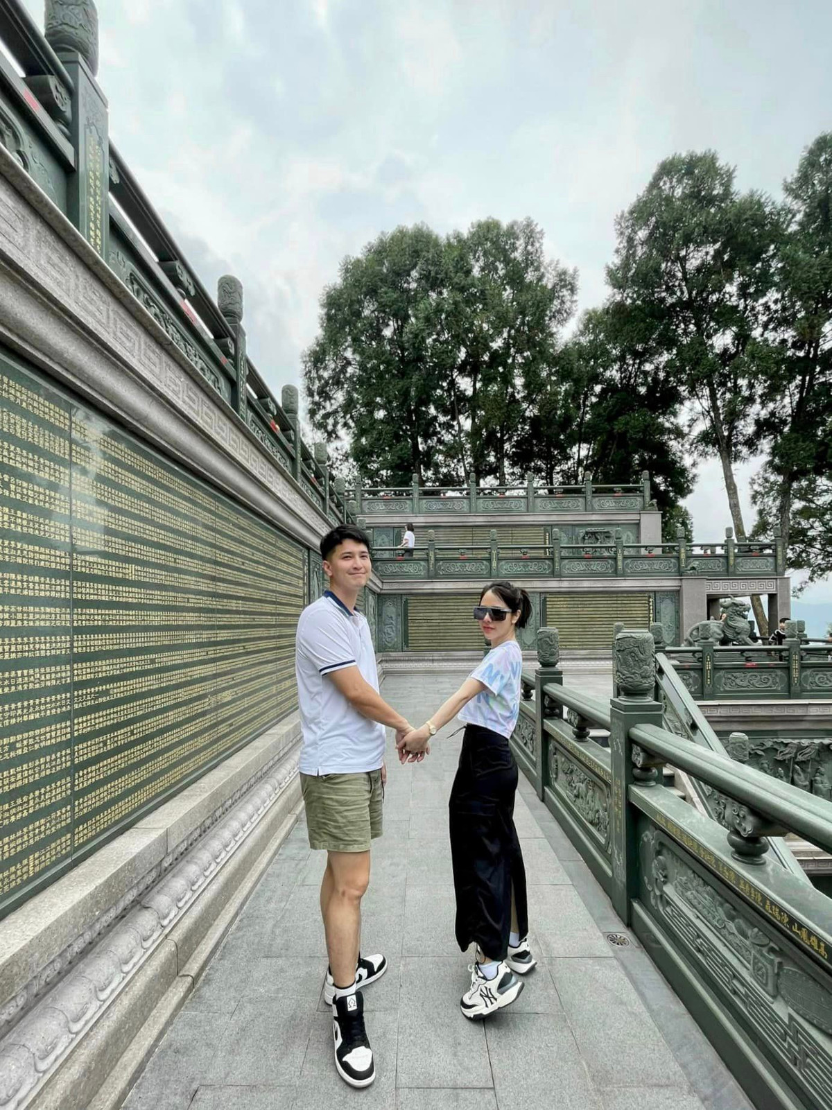 Đó có lẽ cũng là lý do mà Bạch Lan Phương luôn tiết chế, tránh mặc hở quá đà mỗi khi đi chơi cùng Huỳnh Anh...