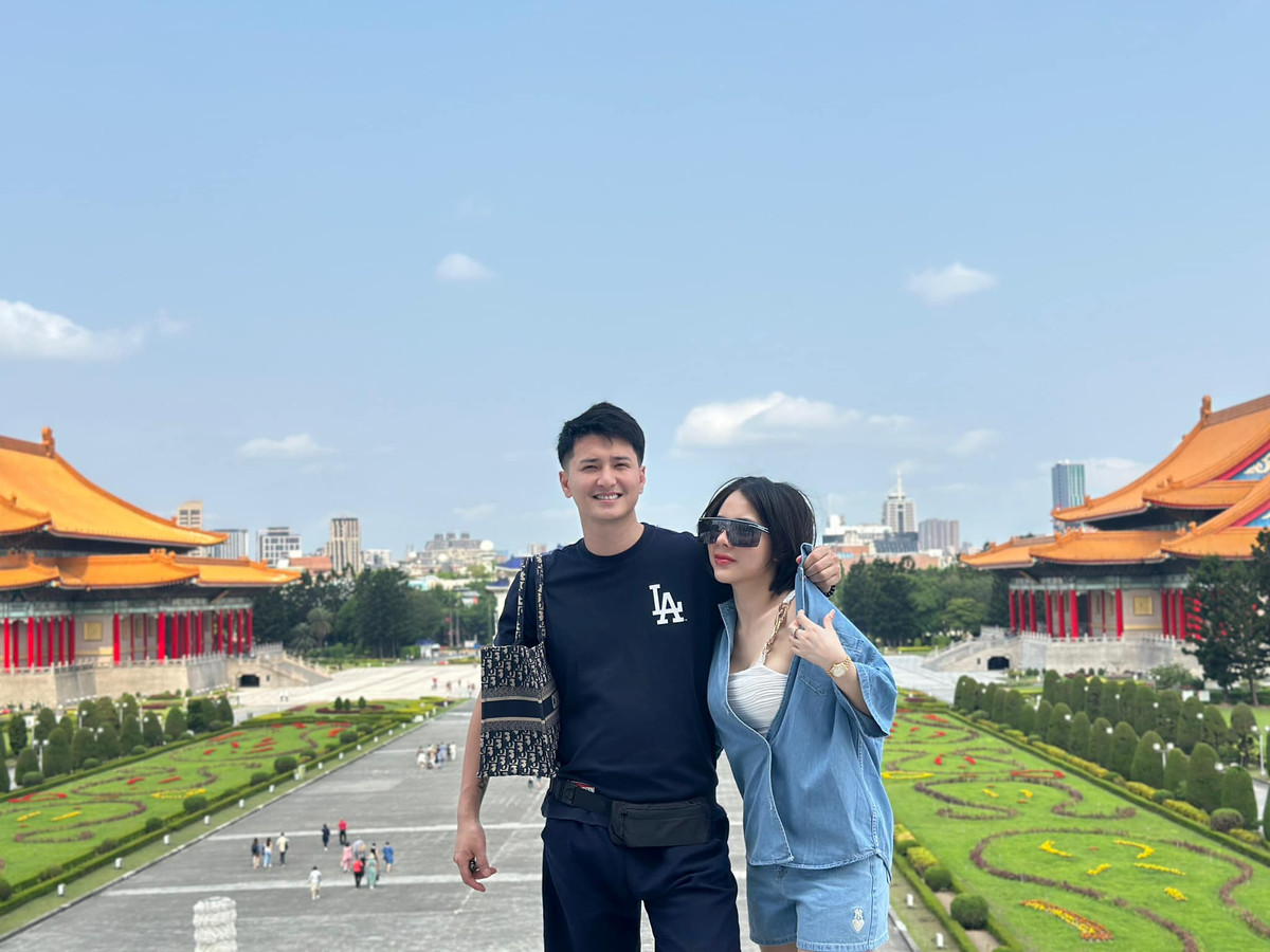 Theo đó, bạn gái hơn tuổi của Huỳnh Anh chia sẻ: "Chụp cái ảnh thôi mà cũng kéo áo lên như túm cổ người ta ý. Các bác nhìn cái ảnh mà xem. Dẹp dẹp dẹp đi, khỏi chụp!". Ở phần bình luận, cô còn đăng thêm ảnh kèm chú thích: "Mắt có nhắm cũng vẫn là xin giữ cái áo không cho nó tuột nha các bác. Xem ảnh thấy cái nào cũng giữ chặt áo nè".