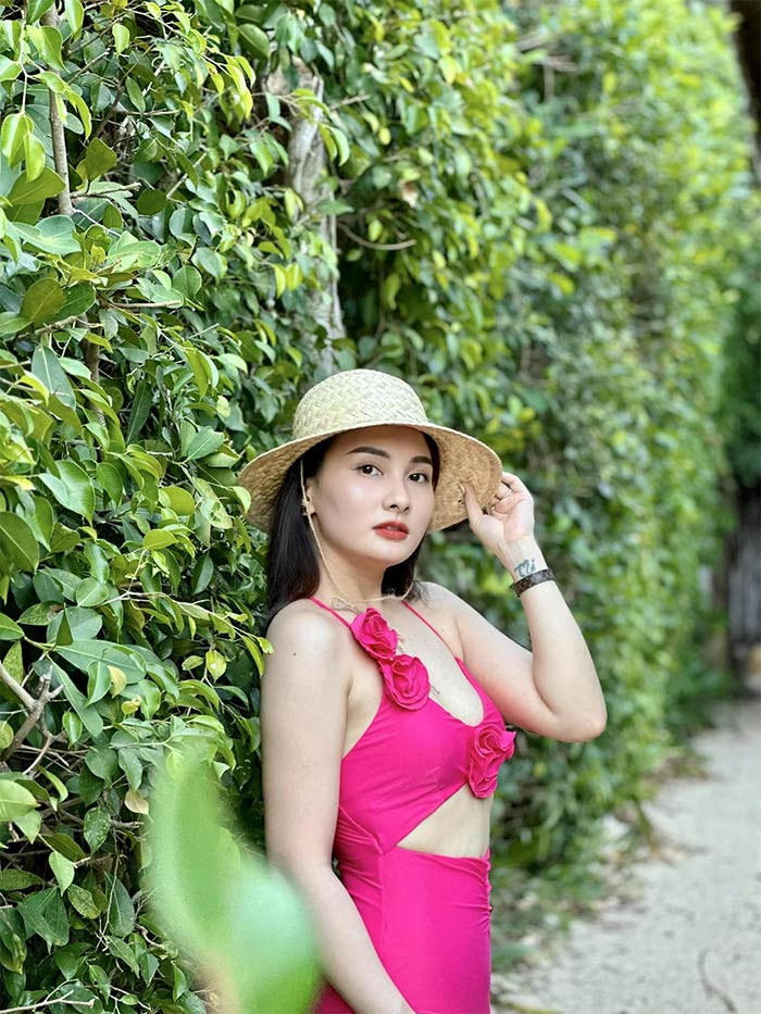 Bà mẹ hai con tự tin khoe dáng vóc khi đi du lịch.