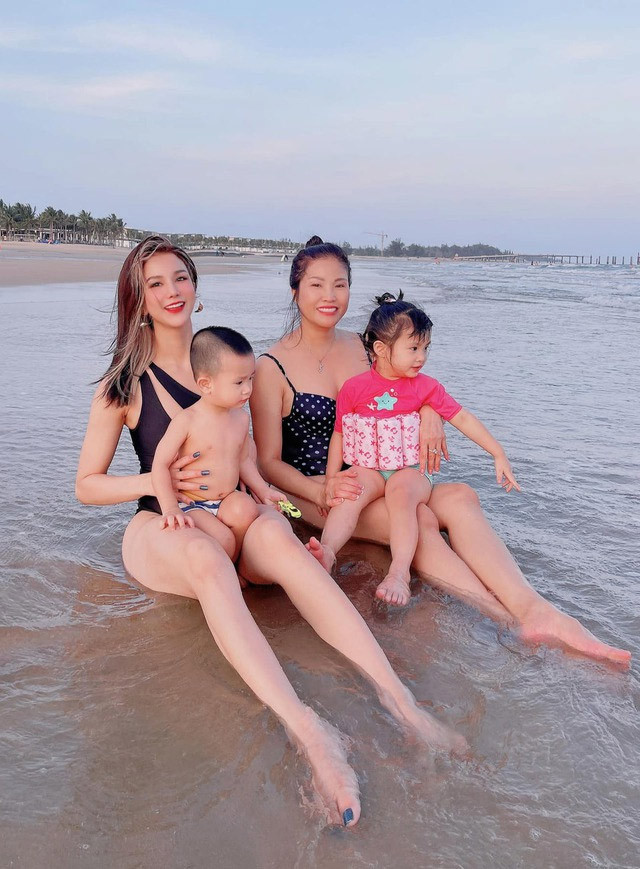 Mẹ ruột Diệp Lâm Anh có gu thời trang năng động, xì tin và vóc dáng khỏe khoắn, trẻ trung không kém con gái.