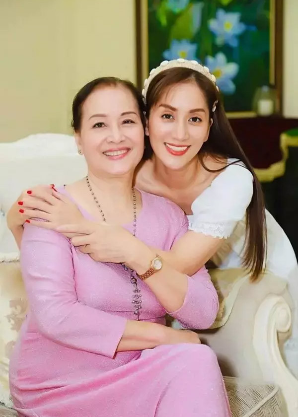 Nhan sắc U80 của mẹ đẻ Khánh Thi nhận được nhiều lời khen ngợi bởi vẻ đài các, quý phái mà vẫn rất hiền hậu.