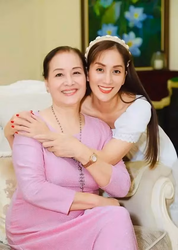 Nhan sắc U80 của mẹ đẻ Khánh Thi nhận được nhiều lời khen ngợi bởi vẻ đài các, quý phái mà vẫn rất hiền hậu.