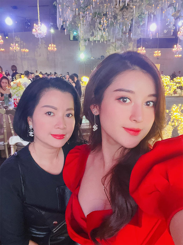 Mẹ của Á hậu Huyền My dù đã U50 nhưng vẫn sở hữu nước da căng bóng, trắng không tì vết khiến ai cũng phải ghen tị.