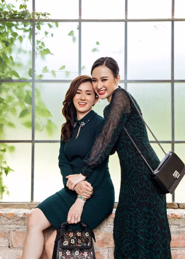 Angela Phương Trinh cũng thừa hưởng nét xinh đẹp từ mẹ ruột.