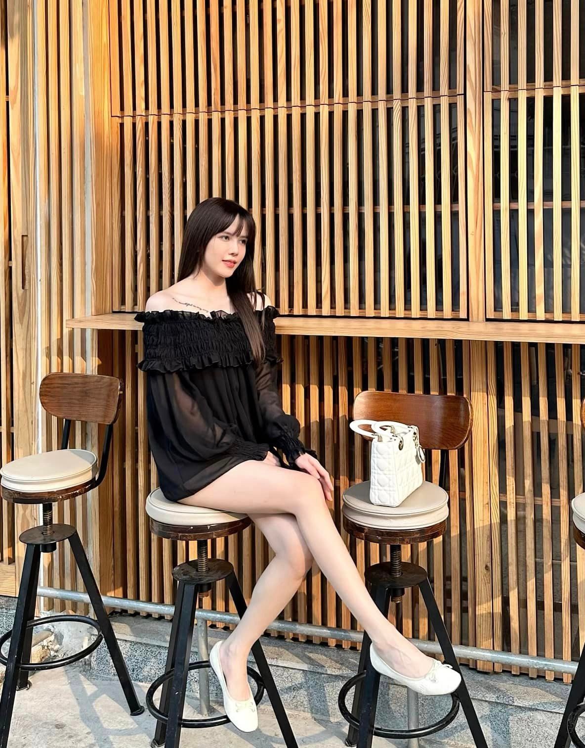 Set đồ đen càng làm tôn lên làn da trắng nuột nà của mỹ nhân quê Thanh Hóa.