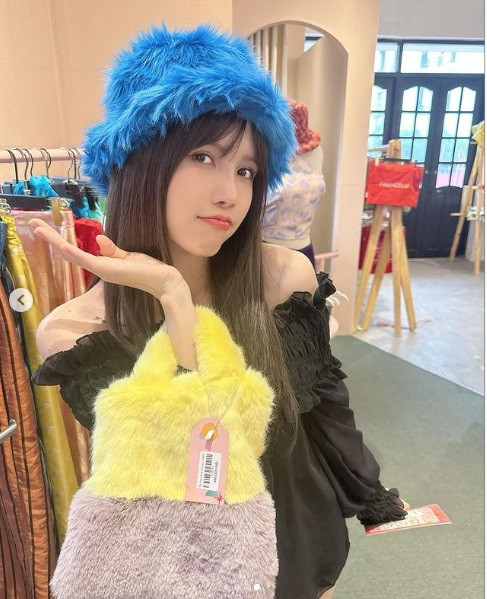 Vóc dáng lý tưởng giúp giọng ca &#34;Thương anh&#34; &#34;cân&#34; mọi trang phục.