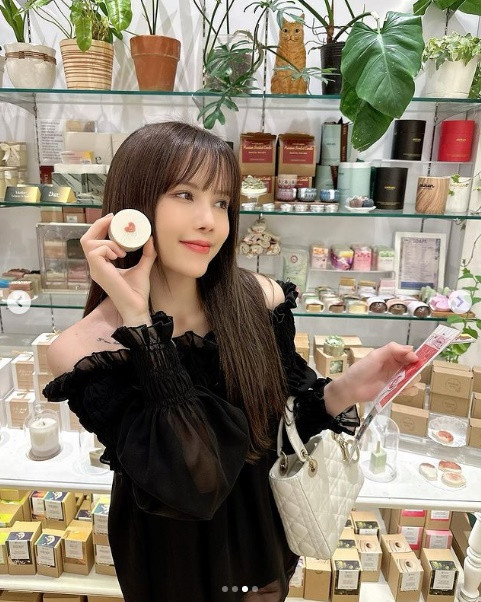 Thiều Bảo Trâm chuộng phong cách đơn giản khi ra phố.