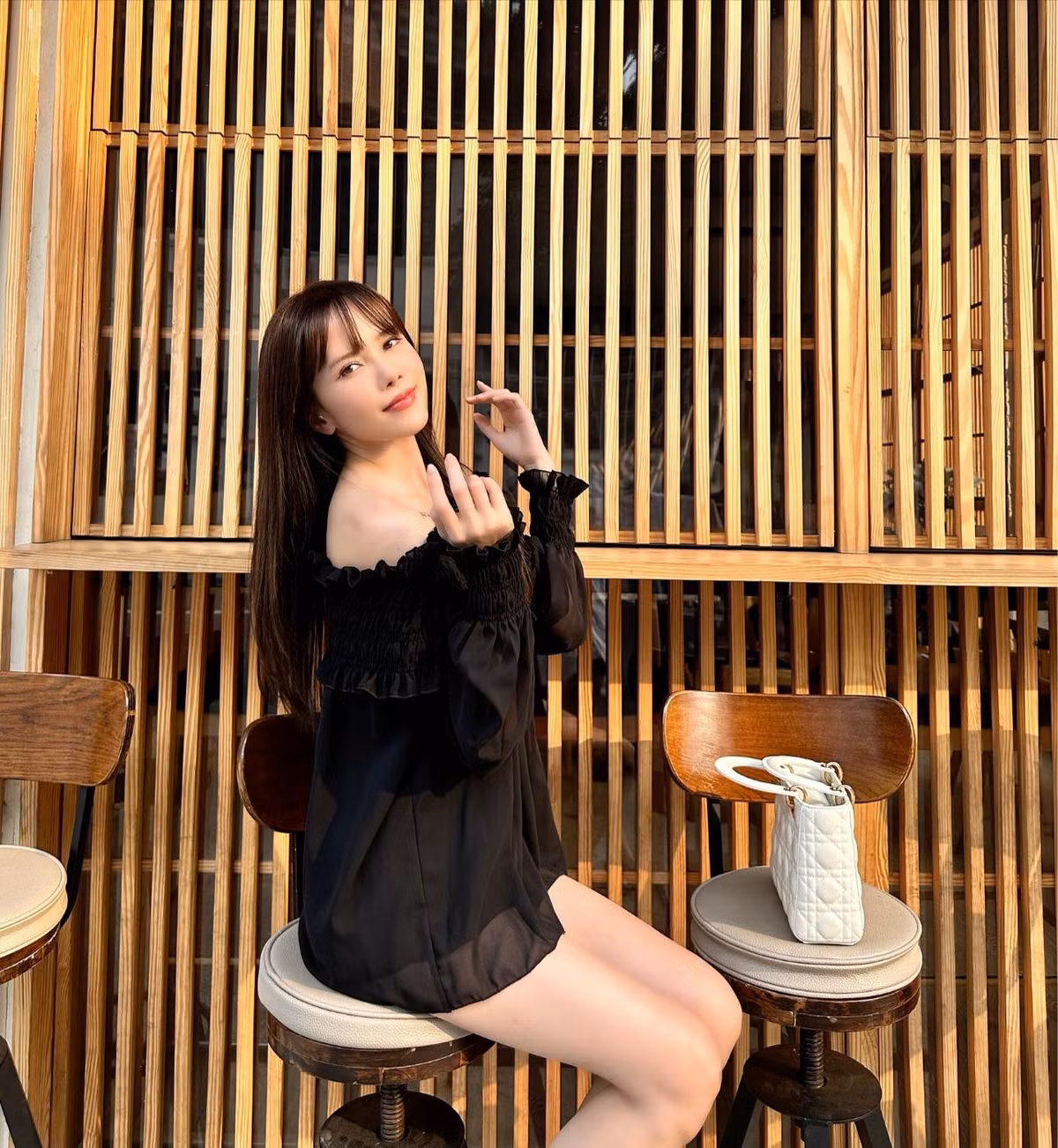 Mỹ nhân sinh năm 1994 mix đồ đơn giản với áo trễ vai nhún chun, chất liệu voan làm toát lên vẻ đẹp nhẹ nhàng mà quyến rũ.