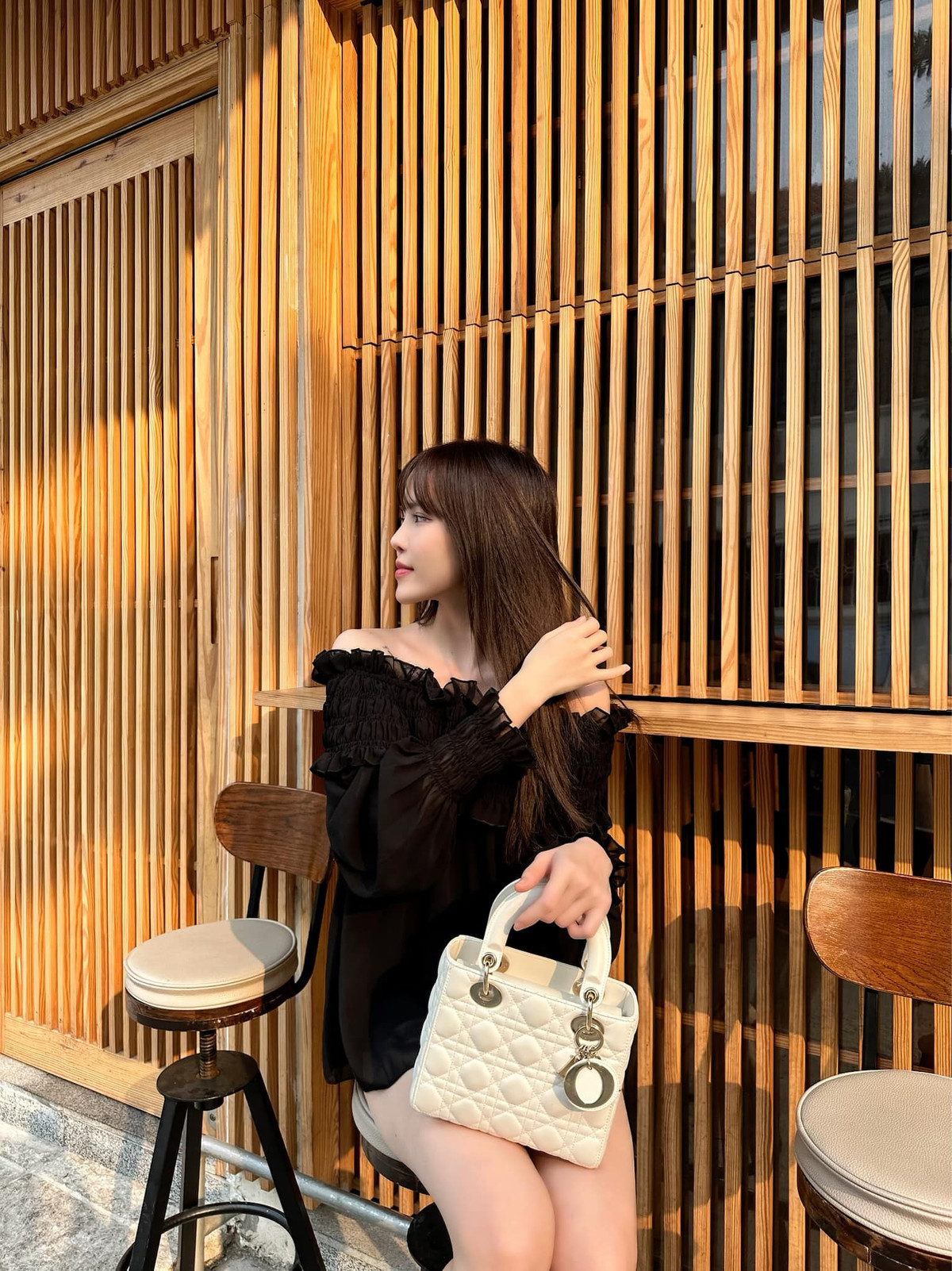 Style áo giấu quần giúp Thiều Bảo Trâm khoe triệt để đôi chân dài cực phẩm.