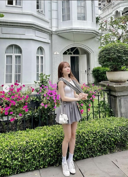 Người đẹp 9X thường chọn những chiếc quần hoặc váy ngắn cũn cỡn làm tôn lên đôi chân quyến rũ.