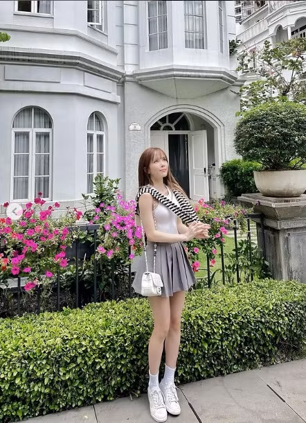 Người đẹp 9X thường chọn những chiếc quần hoặc váy ngắn cũn cỡn làm tôn lên đôi chân quyến rũ.