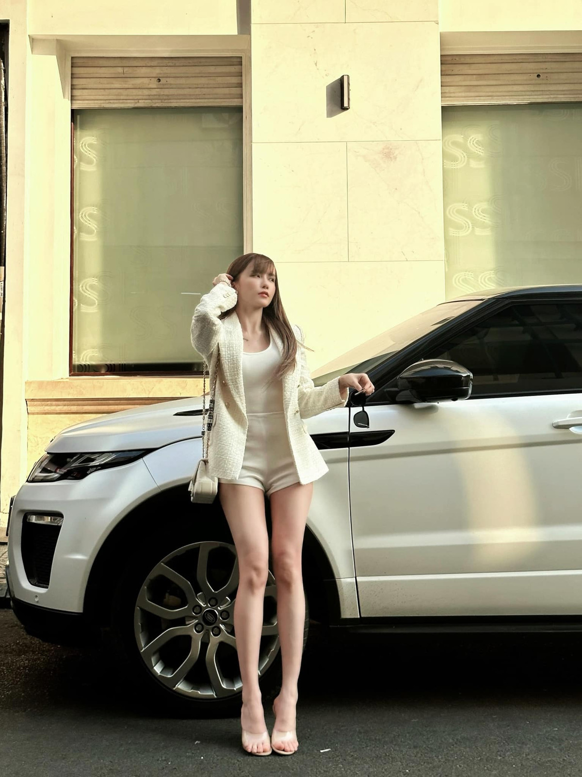 Đôi chân dài cực phẩm của Thiều Bảo Trâm được người đẹp khoe triệt để trong mỗi shoot hình.