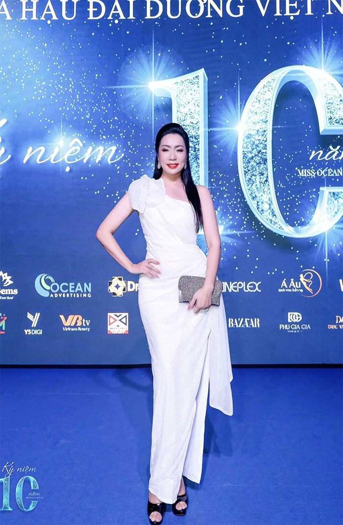 "Thật ra, tôi không có bí quyết gì đâu, có lẽ do cơ địa của mình. Tôi luôn đặt vấn đề sức khỏe lên hàng đầu vì có sức khỏe tôi mới làm tiếp công việc của mình và của xã hội. Tôi cũng không ăn kiêng mà chỉ hạn chế dầu mỡ, ăn nhiều rau xanh, trái cây và uống thêm vitamin C. Điều quan trọng hơn nữa là hãy lắng nghe cơ thể mình", Trịnh Kim Chi chia sẻ với Dân Việt.