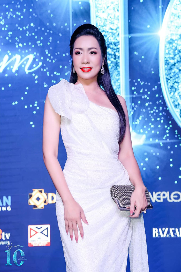 Trịnh Kim Chi là một trong những người đẹp viên mãn nhất của Vbiz, vừa thăng tiến trong sự nghiệp lại có gia đình hạnh phúc.