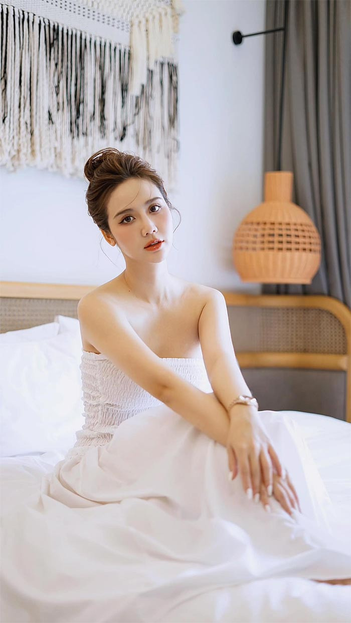 Người đẹp sinh năm 1990 tốt nghiệp khoa Tài chính - Ngân hàng, trường Đại học Công nghệ và Kinh doanh Hà Nội nhưng sau đó lại bén duyên với nghệ thuật qua một loạt phim truyền hình như: Lời thú nhận của Eva, Lời thì thầm từ quá khứ, Trái tim có nắng, Tình yêu và tham vọng, Chạy trốn thanh xuân, Thương ngày nắng về...