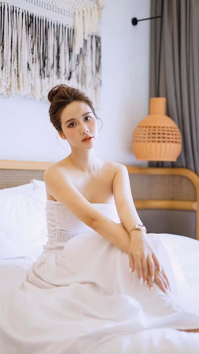 Người đẹp sinh năm 1990 tốt nghiệp khoa Tài chính - Ngân hàng, trường Đại học Công nghệ và Kinh doanh Hà Nội nhưng sau đó lại bén duyên với nghệ thuật qua một loạt phim truyền hình như: Lời thú nhận của Eva, Lời thì thầm từ quá khứ, Trái tim có nắng, Tình yêu và tham vọng, Chạy trốn thanh xuân, Thương ngày nắng về...