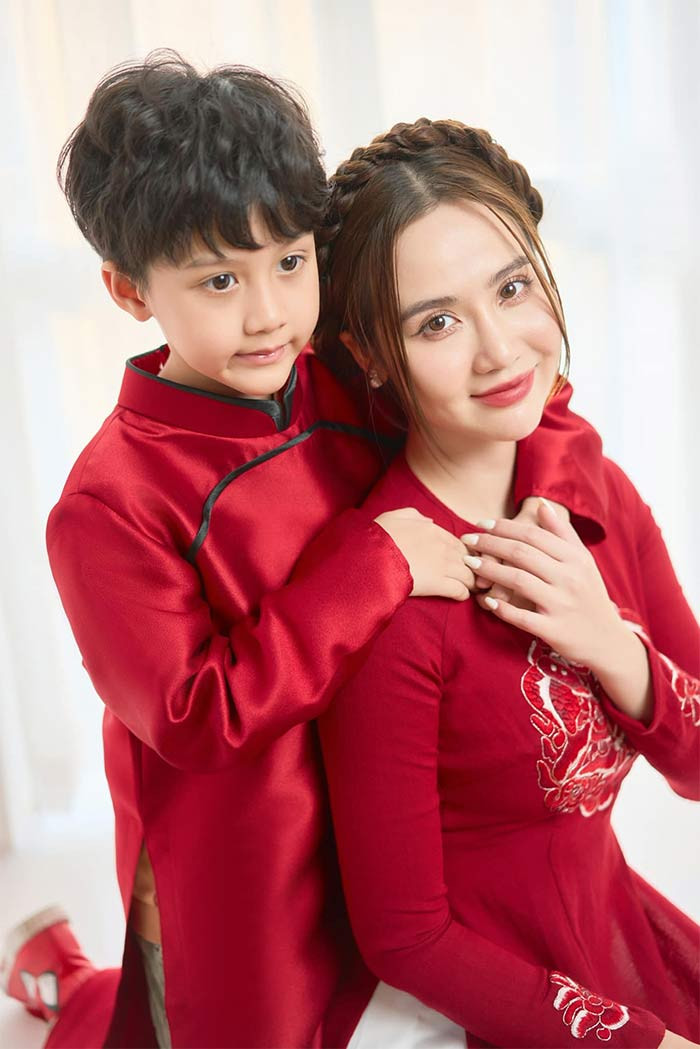 Nữ diễn viên "Thương ngày nắng về" chia sẻ, sau khi chia tay, cô và chồng cũ vẫn giữ mối quan hệ bạn bè để cùng chăm sóc con trai - bé Nem. Thậm chí, dịp lễ Tết, Huyền Lizzie vẫn cùng con trai về thăm ông bà nội của bé. Nữ diễn viên hết lời khen nhà chồng cũ.