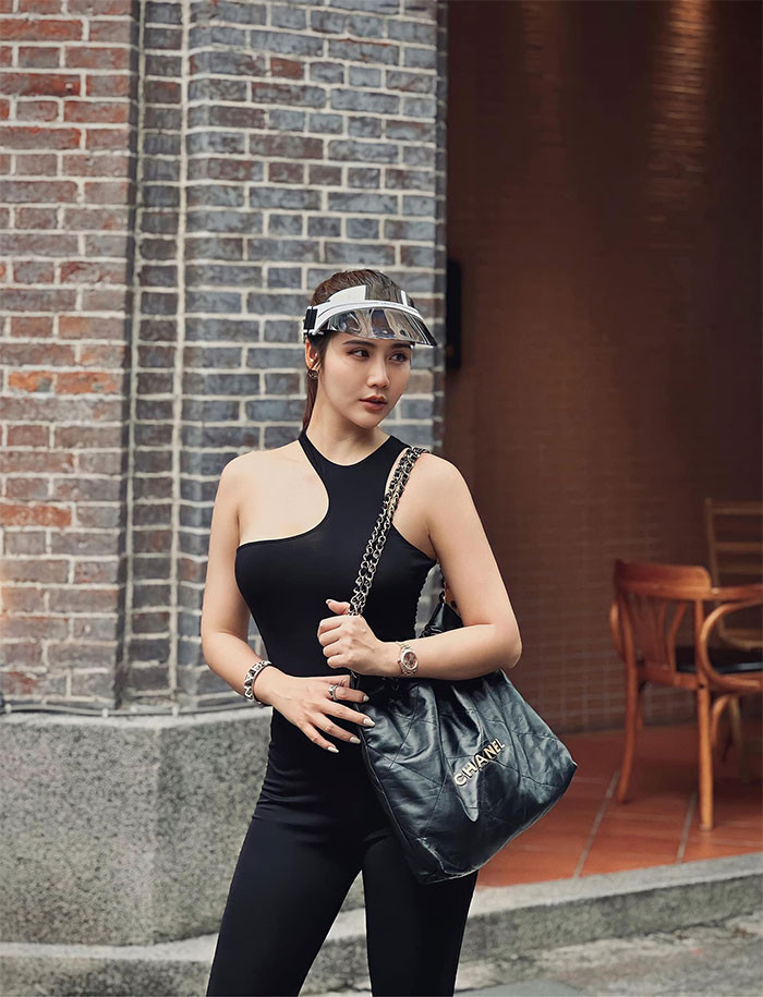 Theo Huyền Lizzie, cô là một người mạnh mẽ và độc lập nên ít có đàn ông nào thích kết đôi, bởi bản tính phần lớn phái mạnh thích chăm sóc, che chở cho nửa kia của mình.