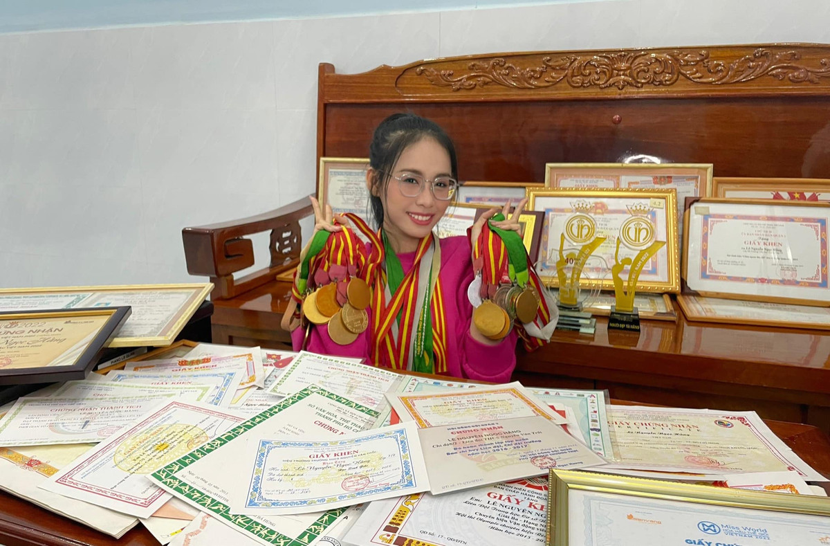 Có thể thấy, dù sở hữu thân mình nhỏ nhắn và mảnh mai nhưng ít ai ngờ Á hậu Ngọc Hằng từng đạt nhiều huy chương vàng, bạc, đồng ở bộ môn điền kinh và karate các cấp.